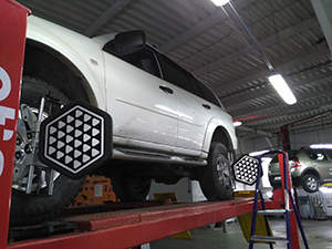 Сход-развал Mitsubishi Pajero Sport: фото работ автосервиса Джапан-Кар в Санкт-Петербурге №1